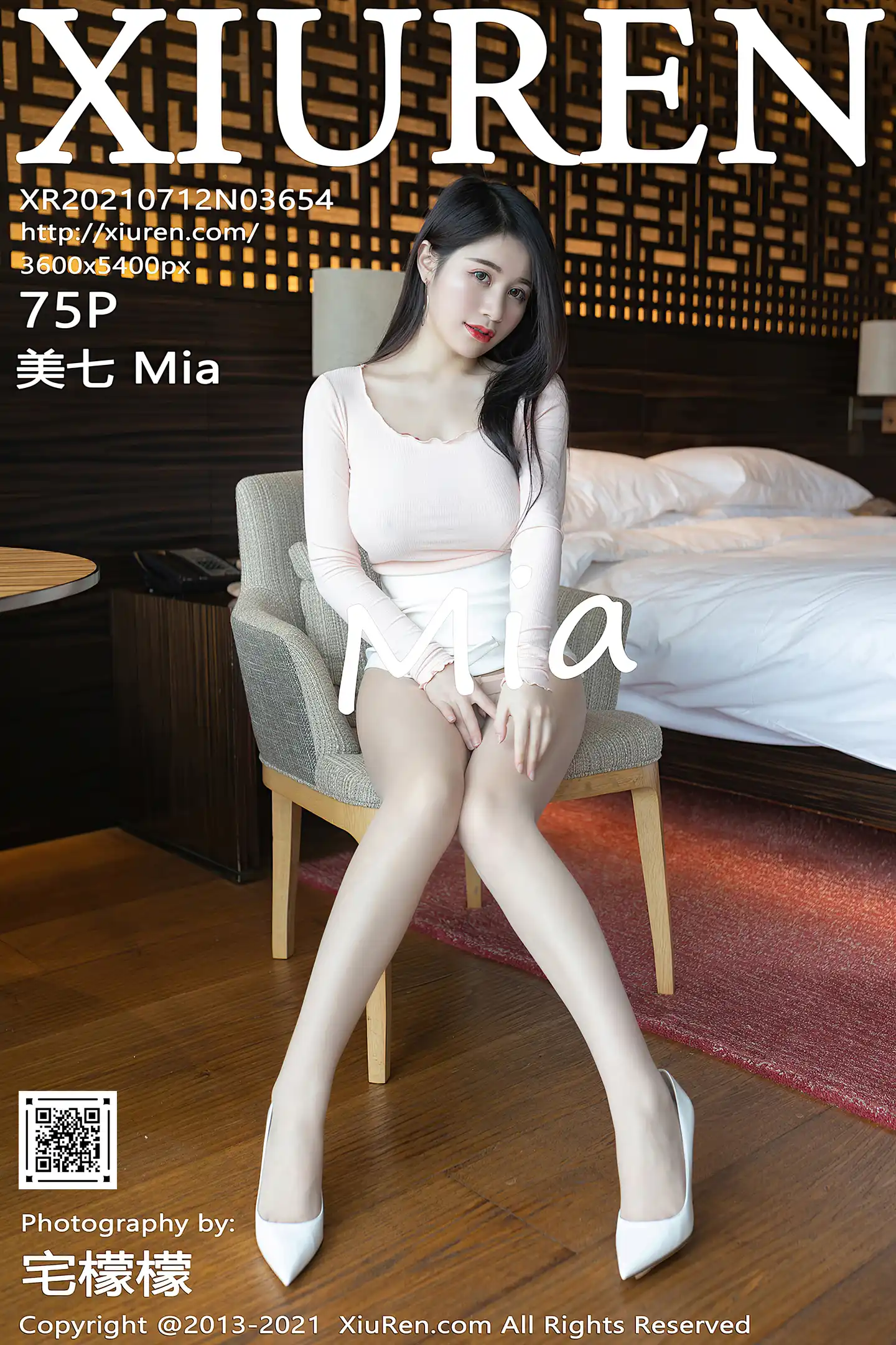 [XiuRen秀人网]VOL.3654 模特美七Mia澳门旅拍粉色服饰配开档肉丝秀豪乳半球诱惑写真75P-秀人网官方网站